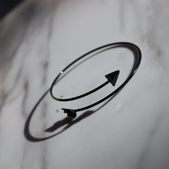 *NWT* Black Arrow Bangle Bracelet - Picture 1 of 6